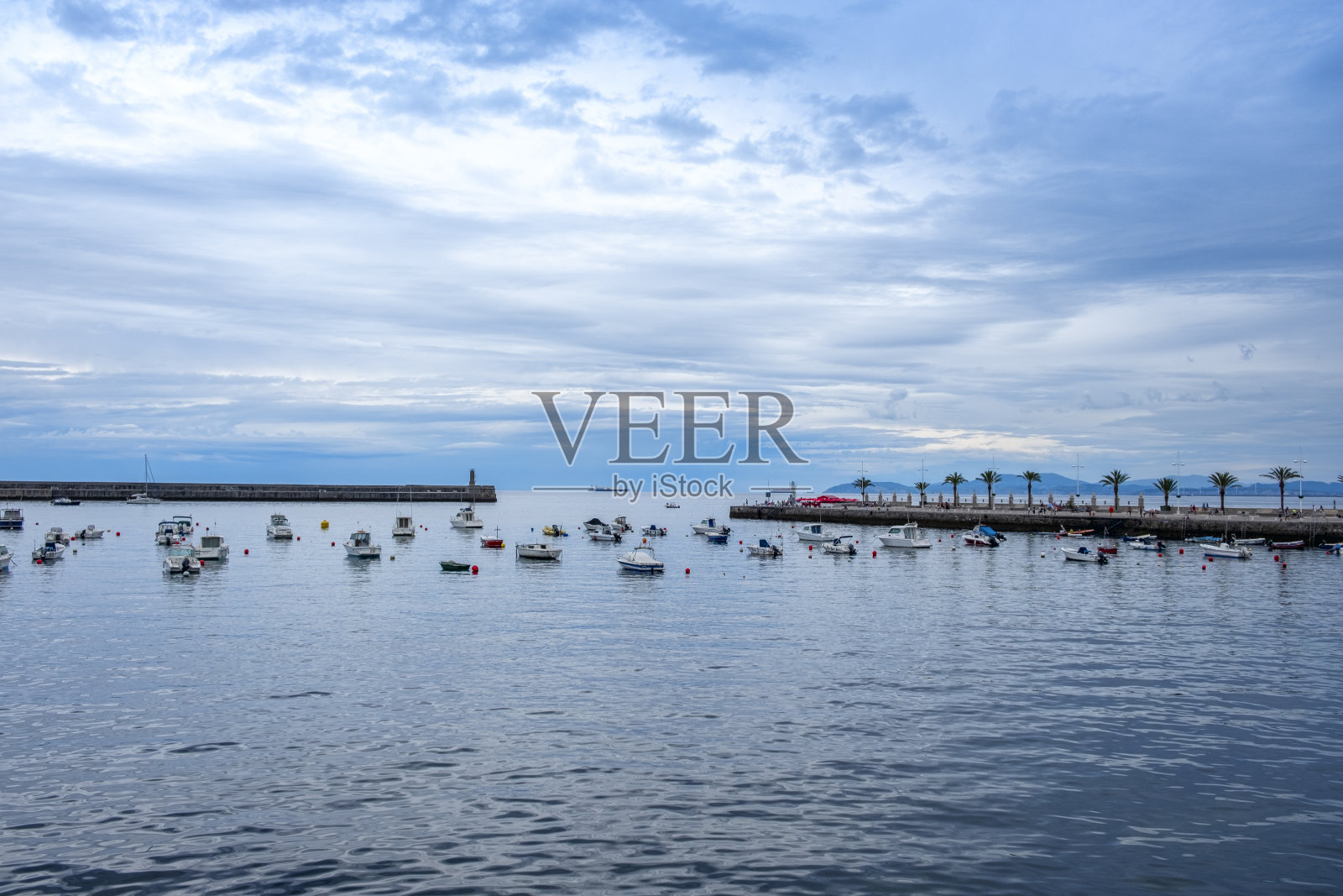 日落时分,港口里的渔船和游艇照片摄影图片