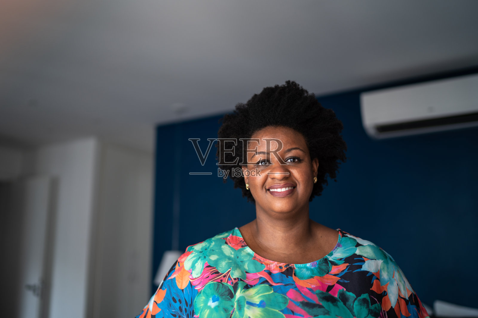 一个在家的女人的肖像照片摄影图片