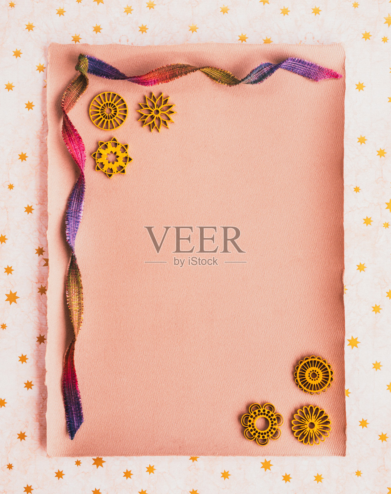 空白的手工纸与金色曼荼罗雪花在圣诞手工纸在波西米亚寻找愿望清单照片摄影图片