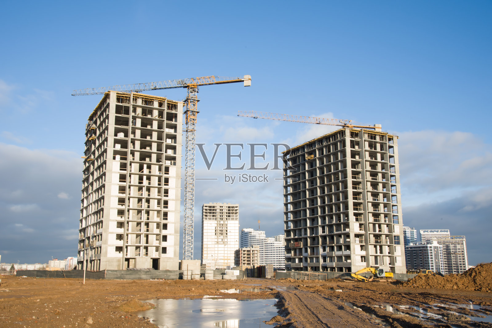 塔式起重机正在施工现场工作照片摄影图片