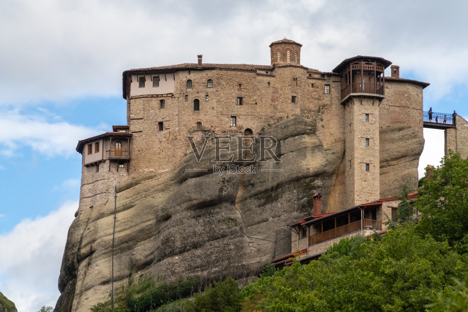圣尼古拉斯·阿纳波萨斯修道院位于希腊中部令人惊叹的迈特拉岩石群中,这里是东正教修道院中规模最大、建造最陡峭的建筑群之一,照片摄影图片