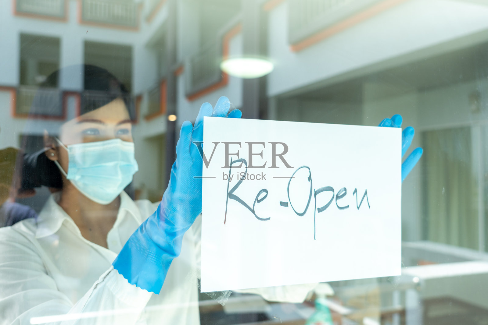 因冠状病毒爆发封锁后重新开业。照片摄影图片