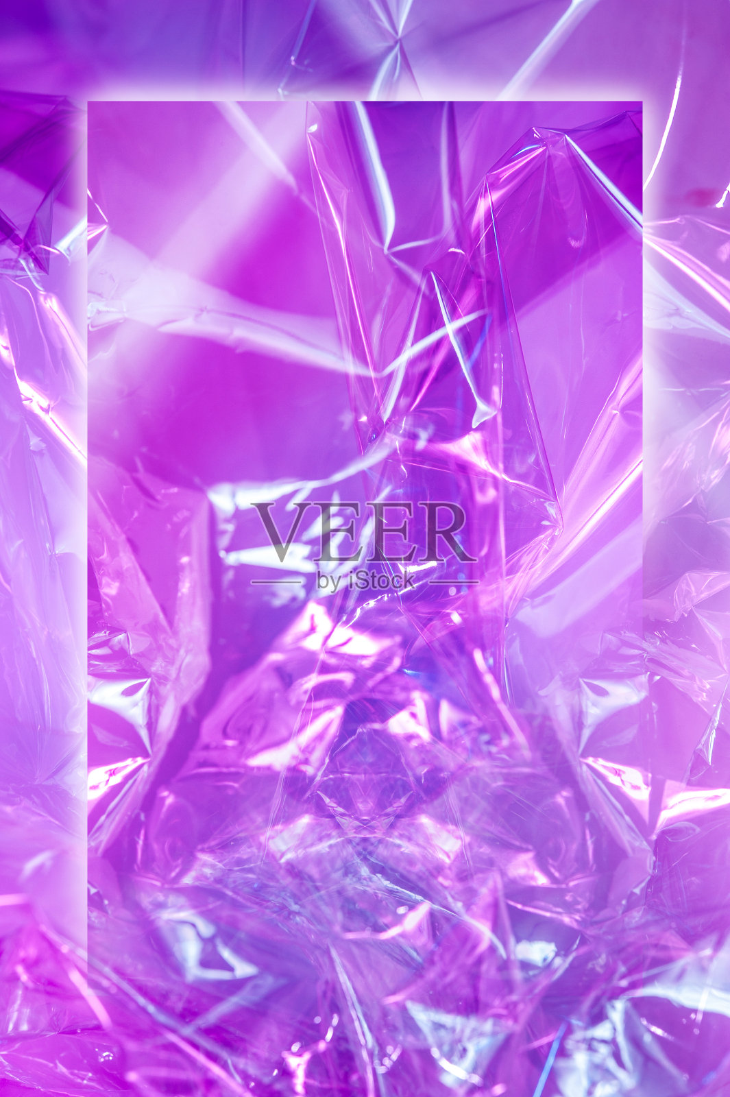 抽象时尚的全息背景风格在80-90年代。真实质感的折皱玻璃纸膜在明亮的酸性颜色。汽波,赛博朋克,合成波,网络朋克和超现实风格。电子杂志的文化。照片摄影图片