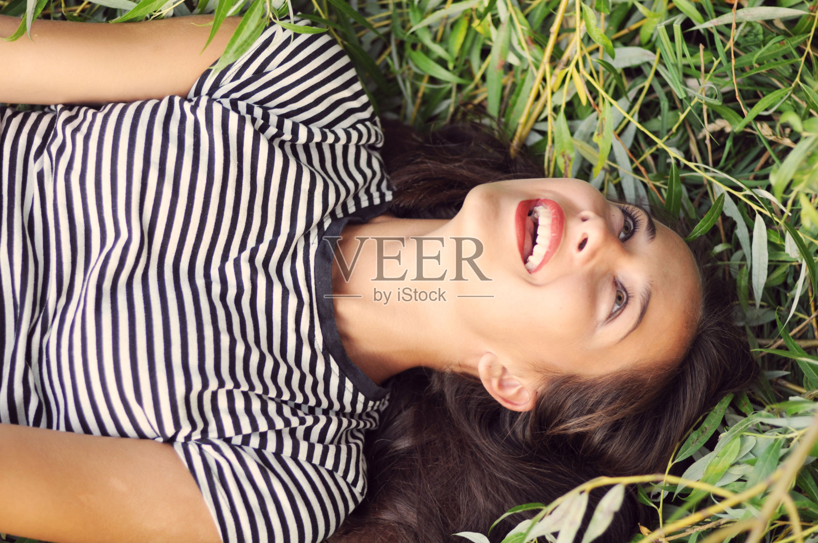 公园里年轻漂亮的女孩照片摄影图片