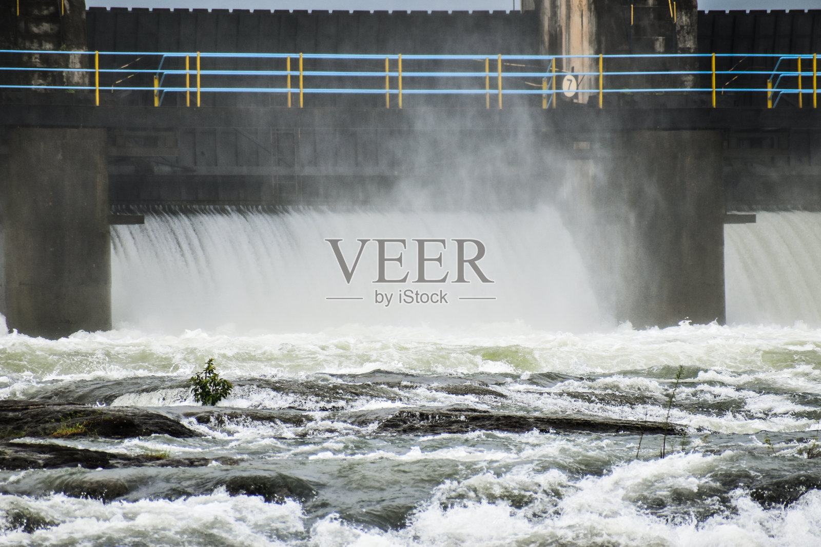 大坝的水流照片摄影图片