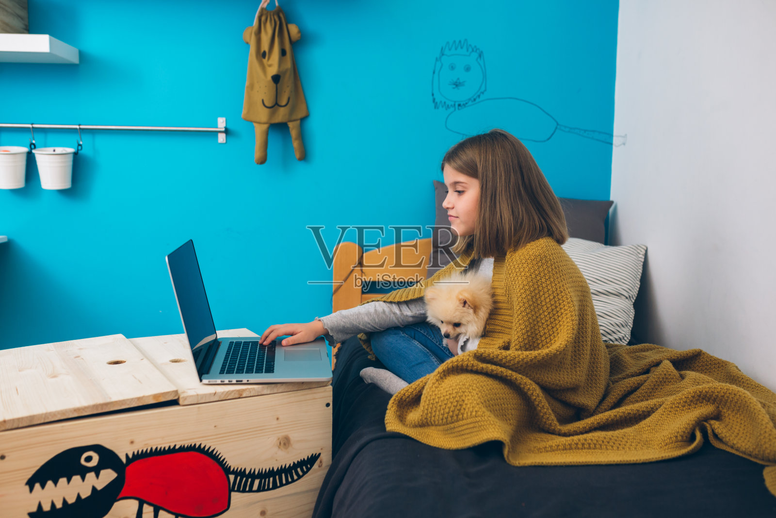 小女孩和他的狗在家里照片摄影图片