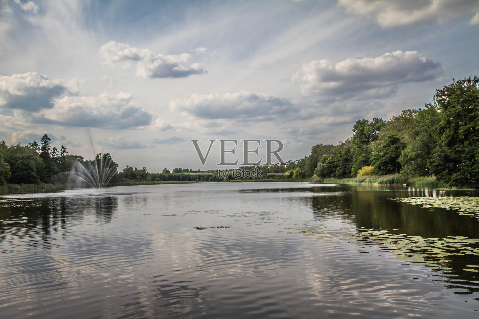 上面有喷泉的湖照片摄影图片