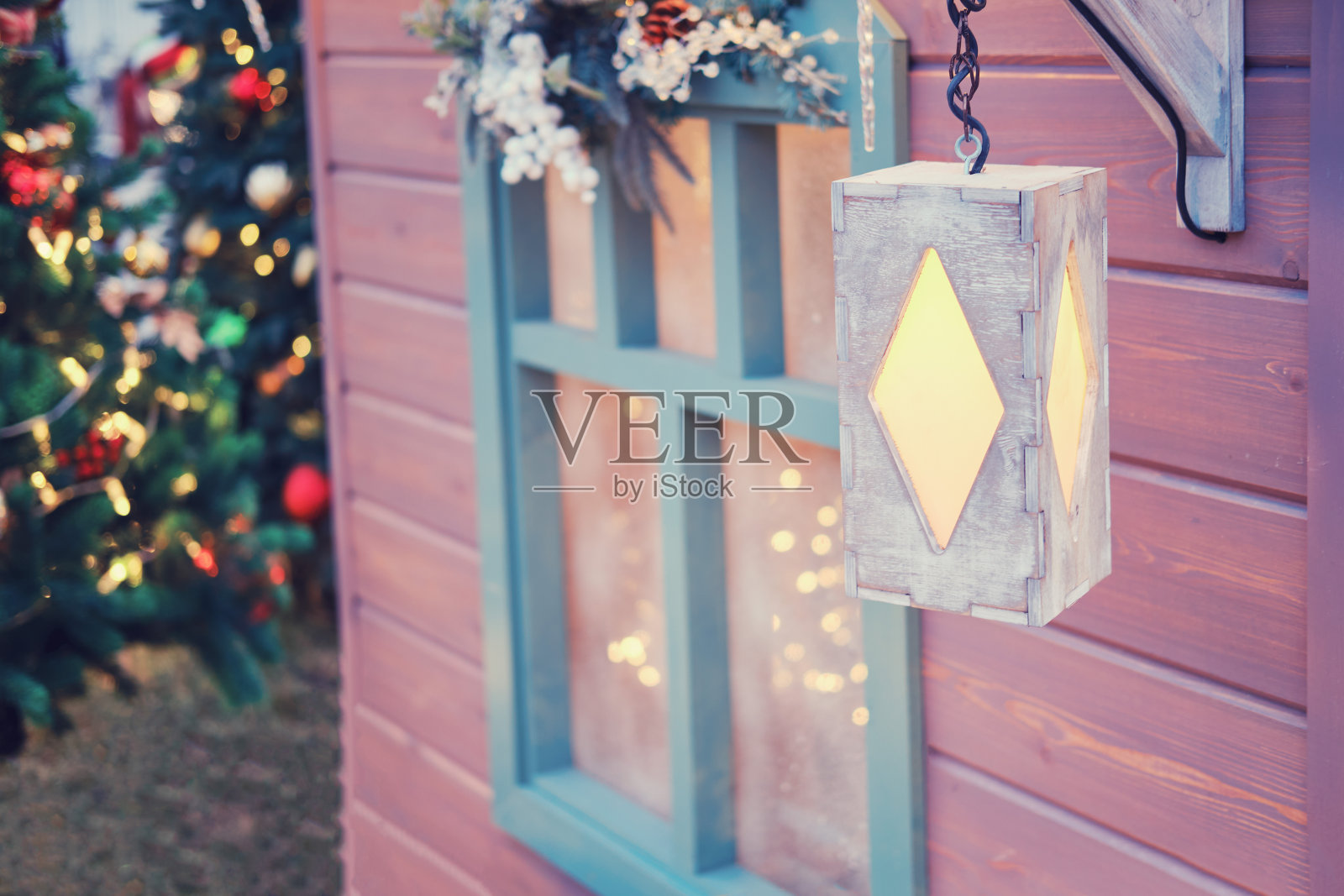 木屋的窗户上挂着复古的灯笼。准备庆祝新年和圣诞节照片摄影图片