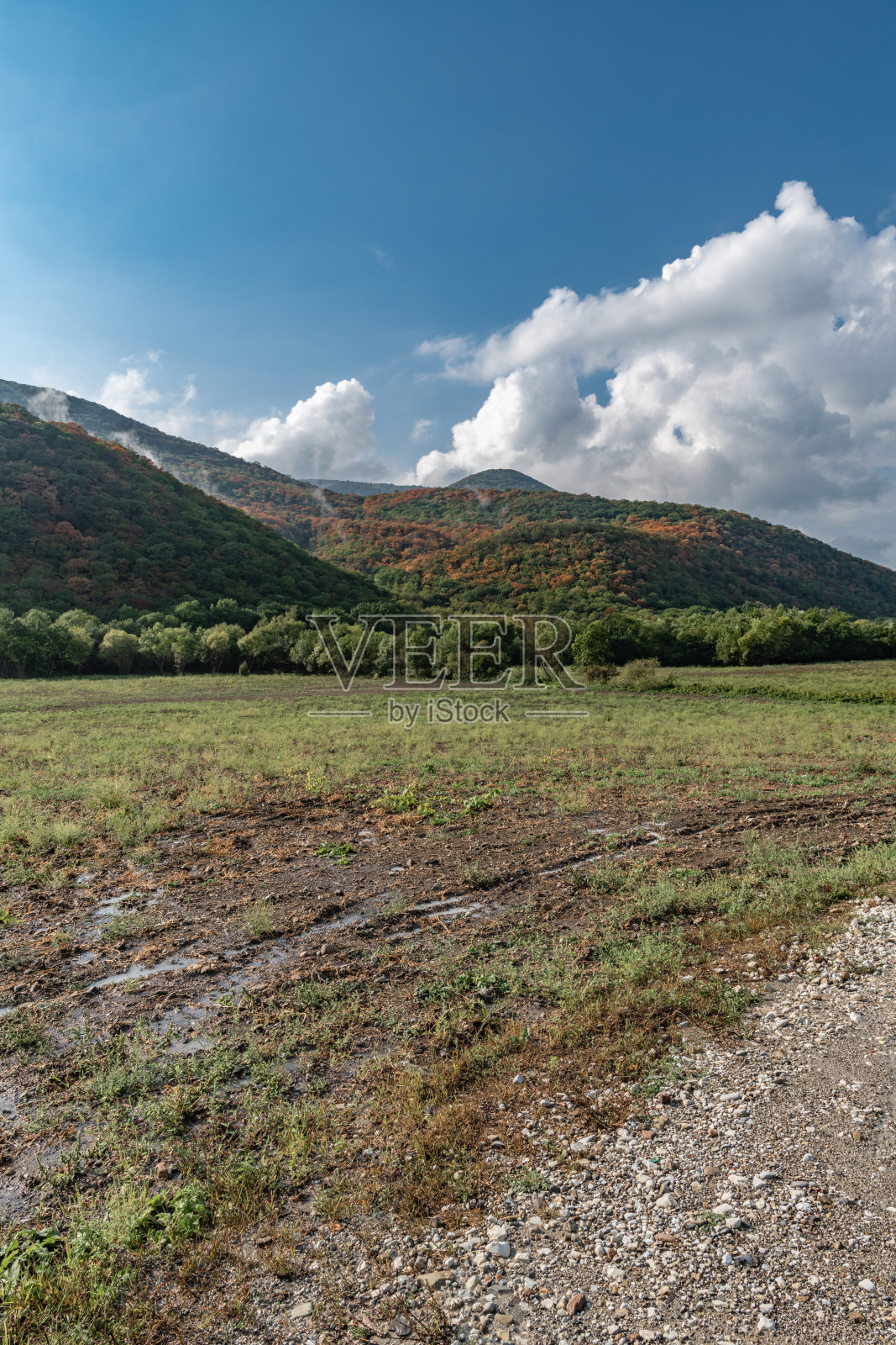 白云在青山之上照片摄影图片