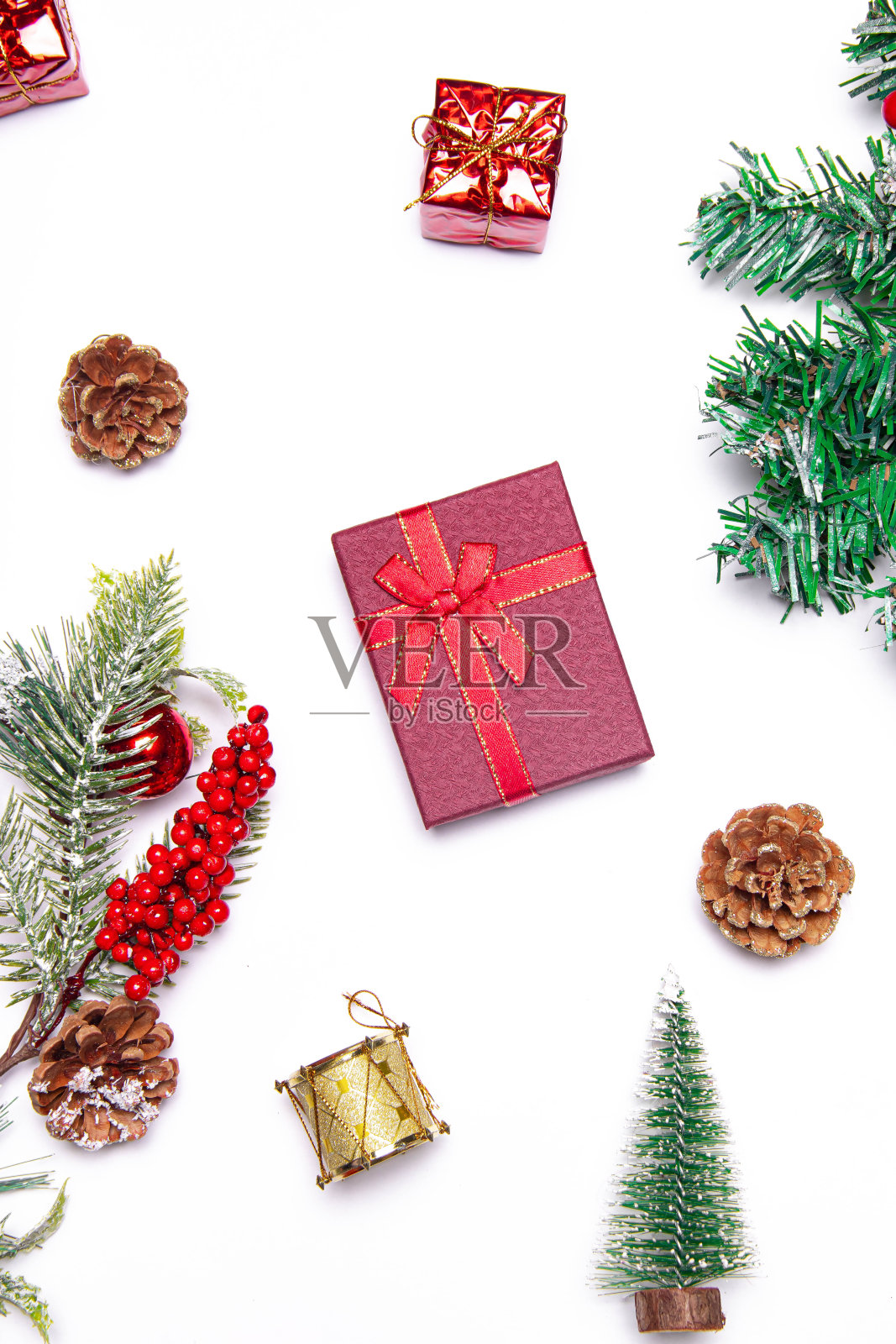 白色背景上的圣诞布局。红色的礼物和冷杉树枝。圣诞和新年。假期。设计。本空间照片摄影图片