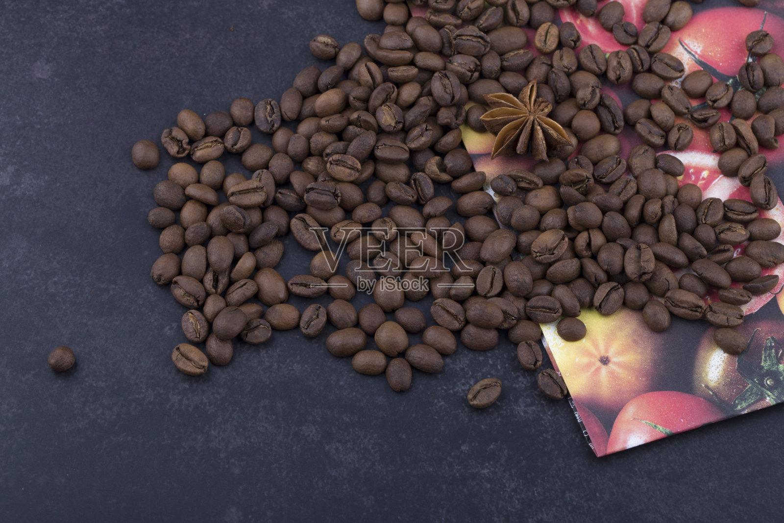 在深色背景下分离出的棕色咖啡豆。照片摄影图片