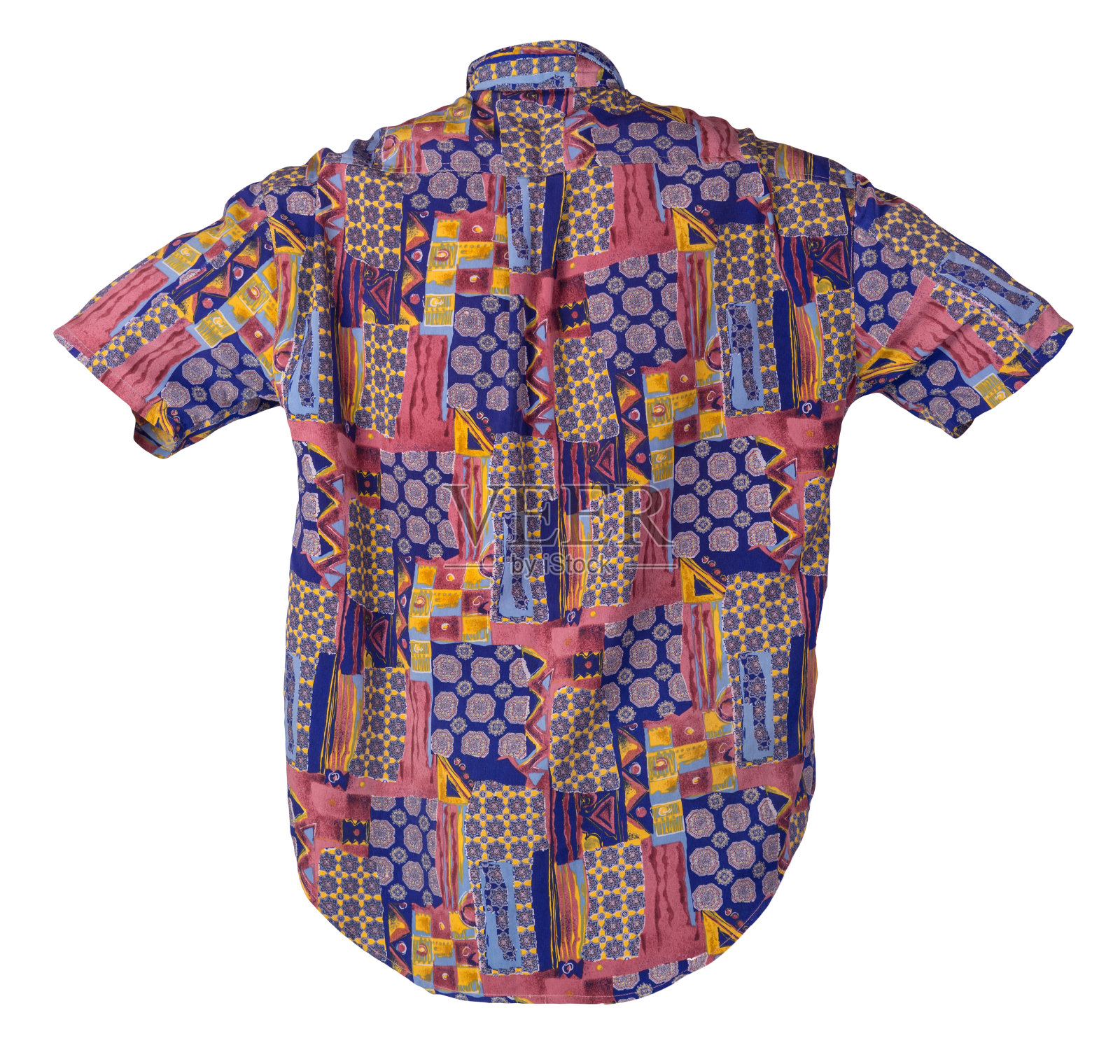 在白色背景上孤立的短袖多色男子衬衫。照片摄影图片