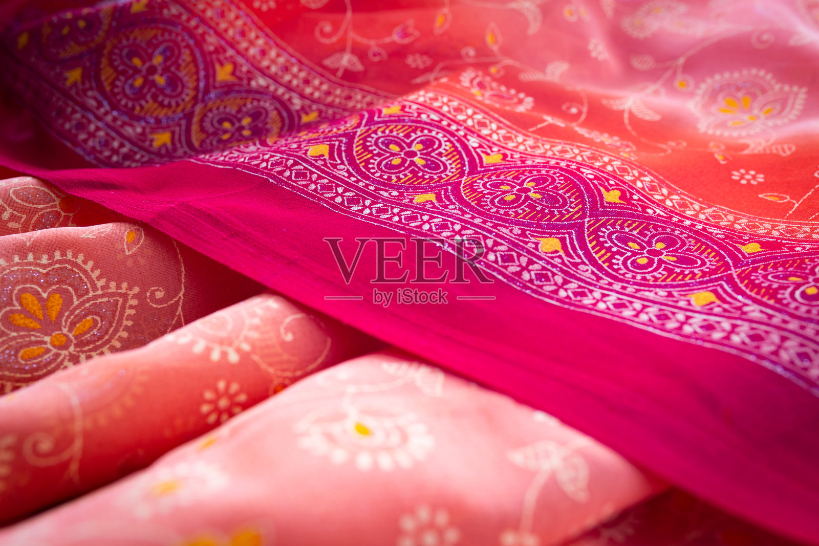 以花图案为背景的红色织物照片摄影图片