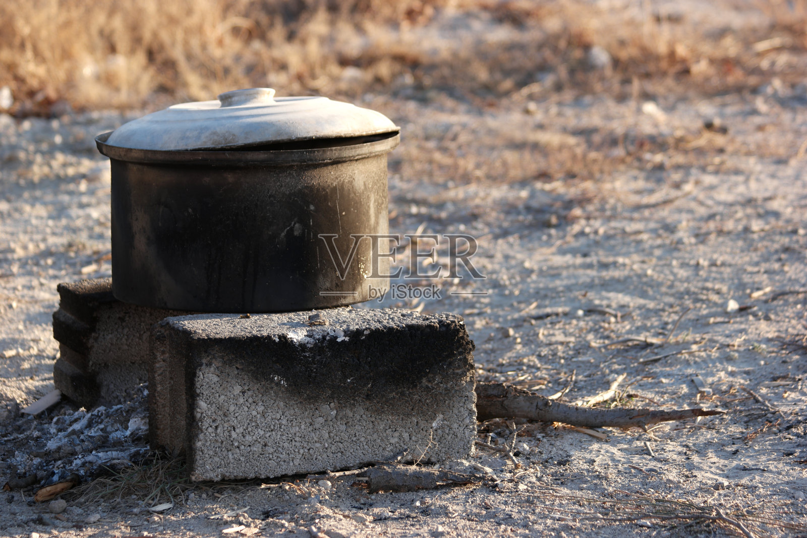 游客投球手着火了。照片摄影图片