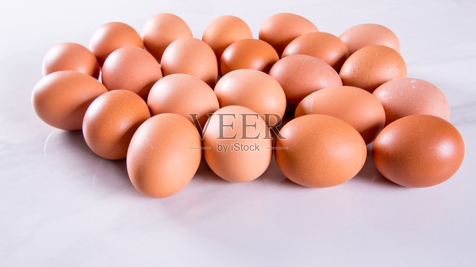 新鲜棕色鸡蛋的特写,侧视图,拷贝空间照片摄影图片