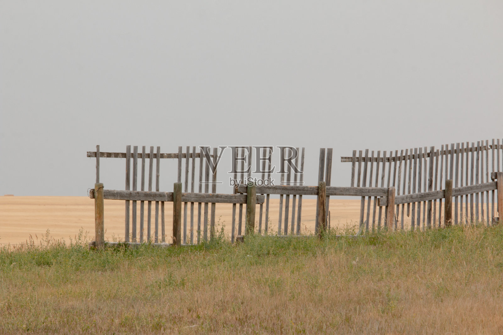 农田里的旧木栅栏照片摄影图片