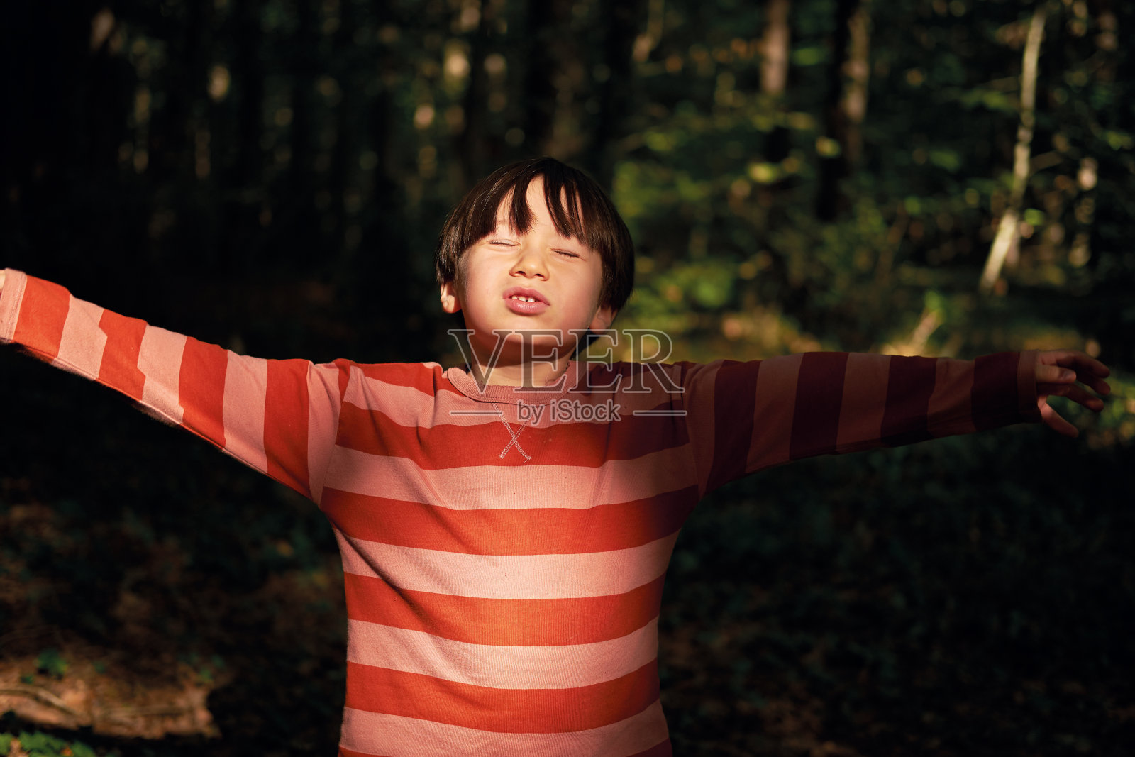 大自然中可爱的孩子照片摄影图片