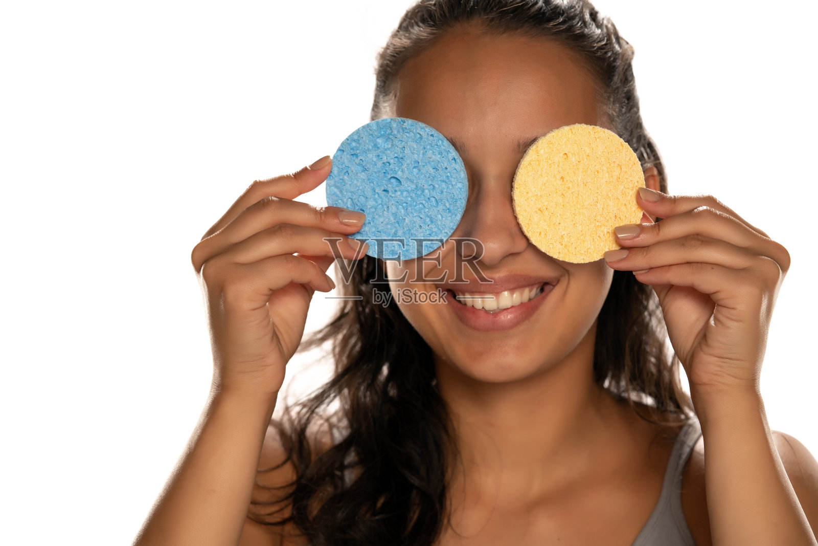 年轻的黑皮肤女人与海绵垫摆姿势照片摄影图片