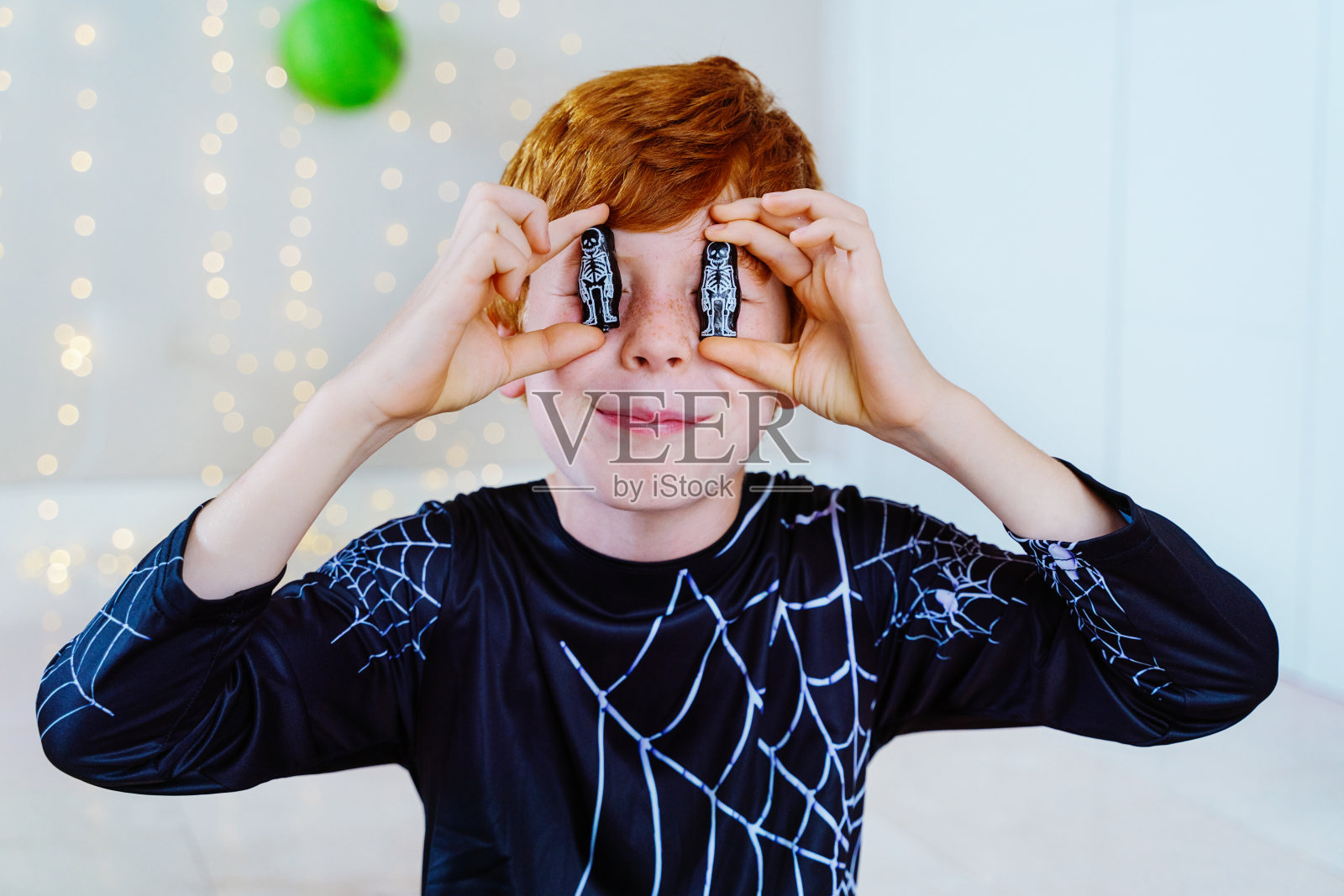 万圣节化妆舞会为家庭和孩子。季节和节日的概念。照片摄影图片