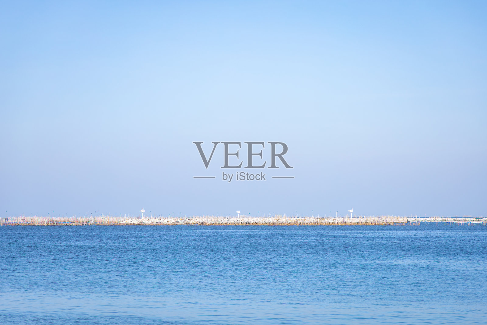 美丽的海景与晴朗的蓝天在一个晴朗的日子和拷贝空间。照片摄影图片