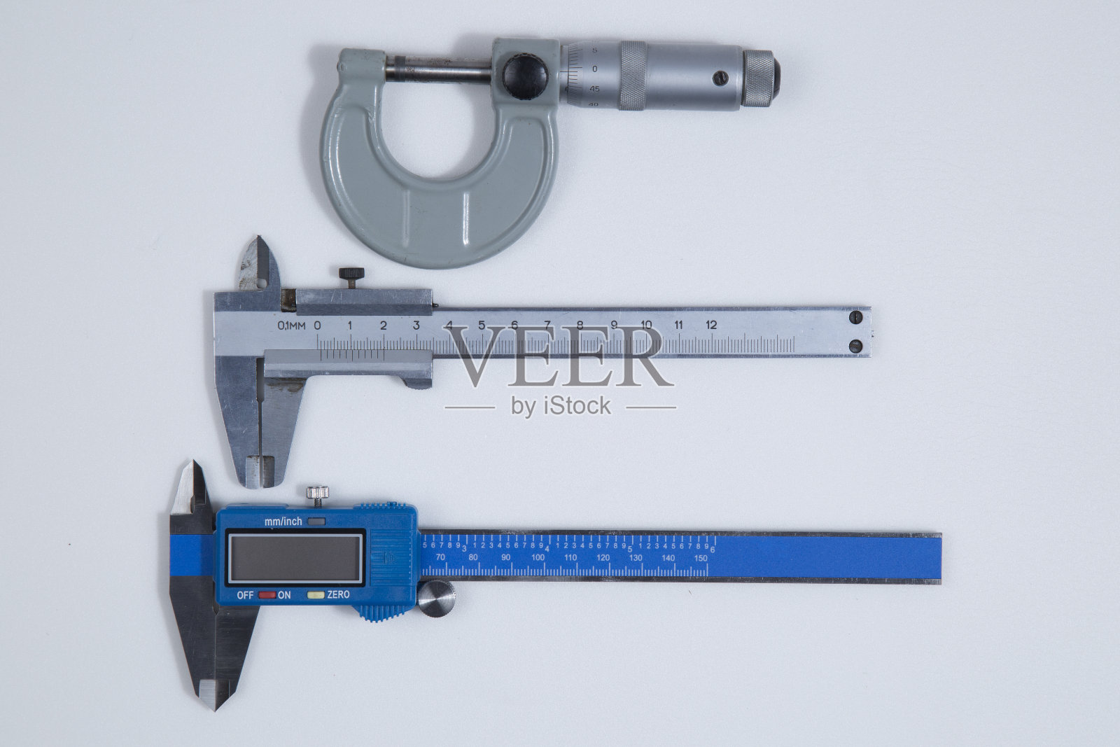 卡尺在白色背景上。照片摄影图片