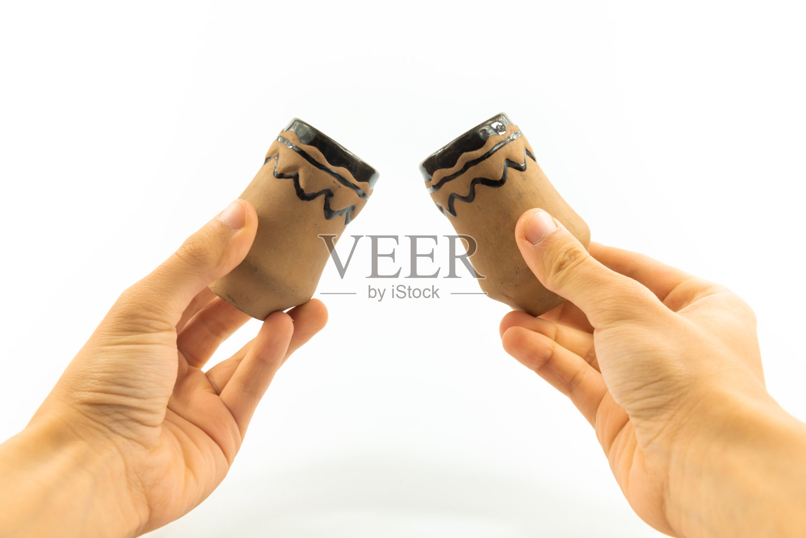 一个男人手中的旧陶器,古董上的白色孤立的背景照片摄影图片