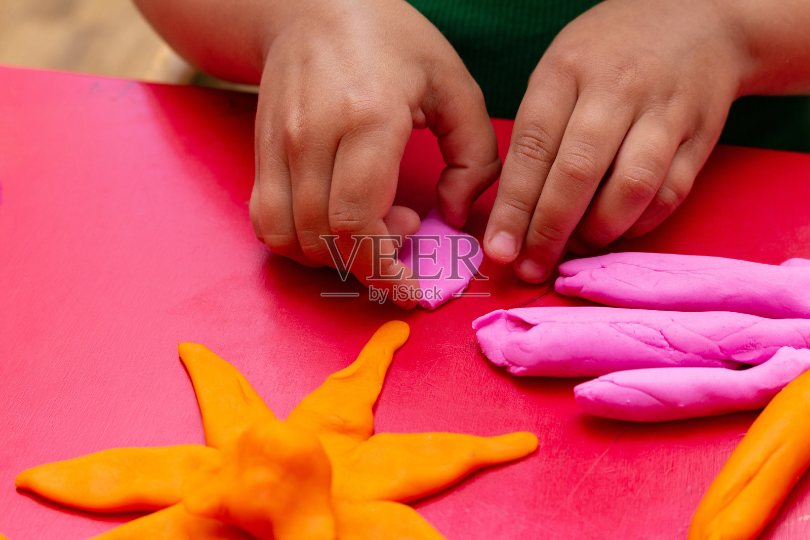 儿童的手模具彩色面团特写。幼儿幼儿教育理念照片摄影图片