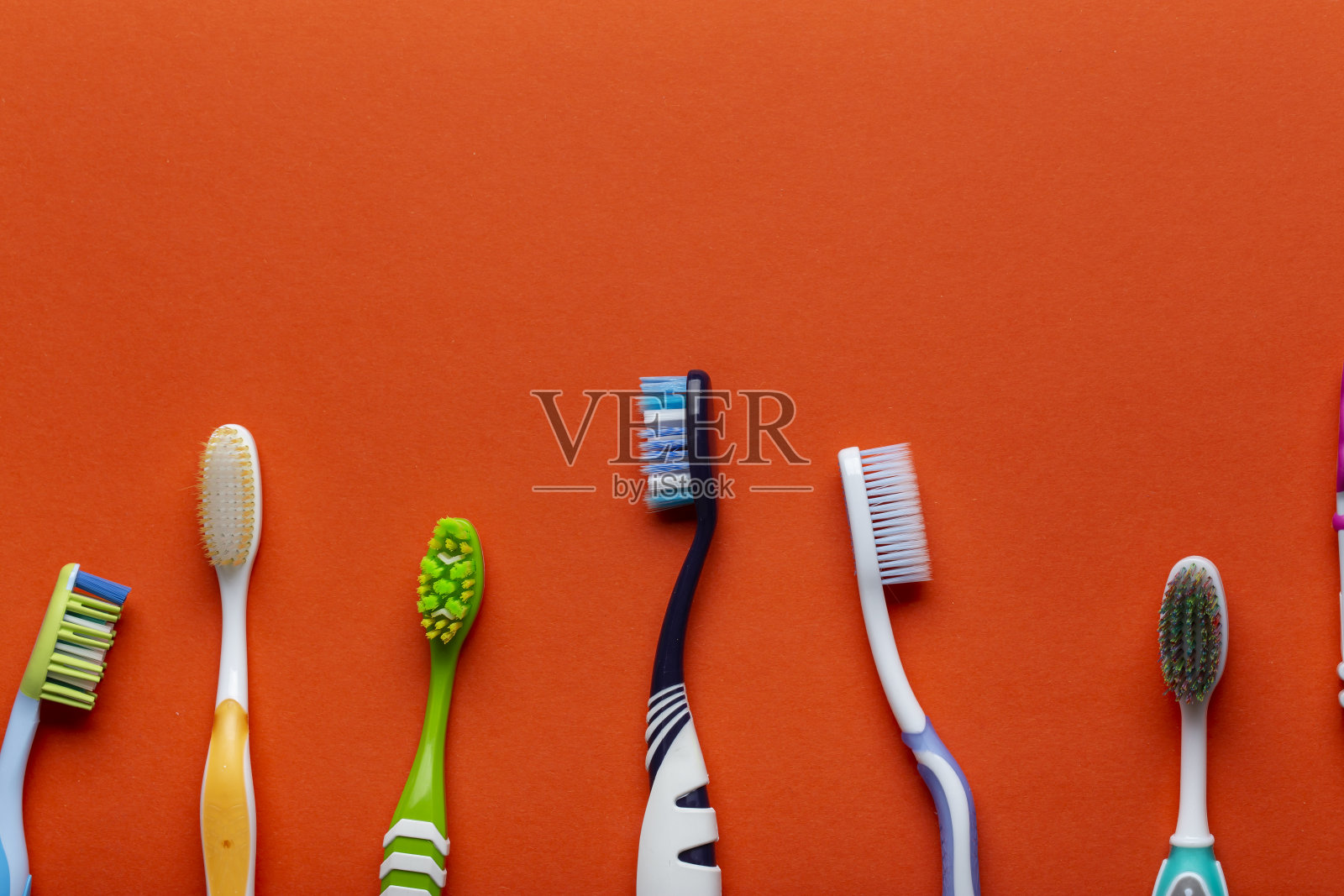 橙色背景的牙刷。口腔卫生。照片摄影图片