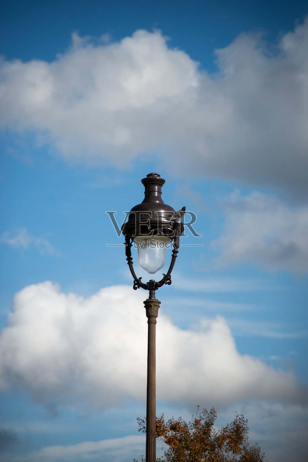 在美丽的蓝色多云天空背景下,巴黎蒙马特区的街灯照片摄影图片