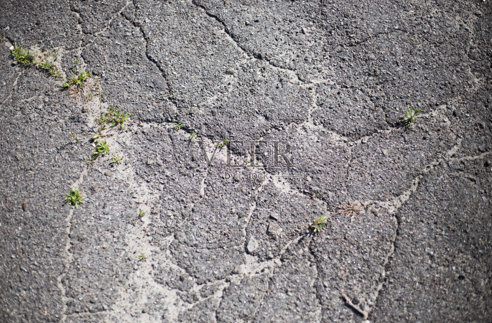 沥青碎裂,路面有裂缝照片摄影图片