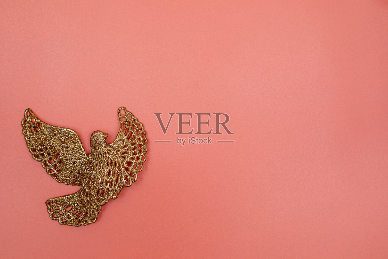 圣诞装饰和平鸽在粉红色的背景。圣诞节、新年、情人节、国际妇女节或母亲节作文。平铺与拷贝空间。照片摄影图片