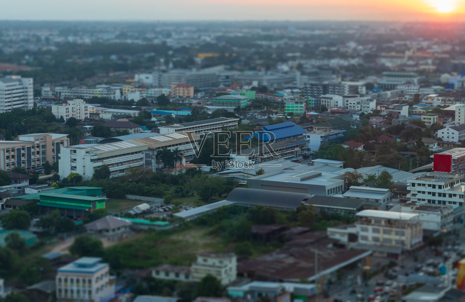 大楼上方是夕阳。照片摄影图片