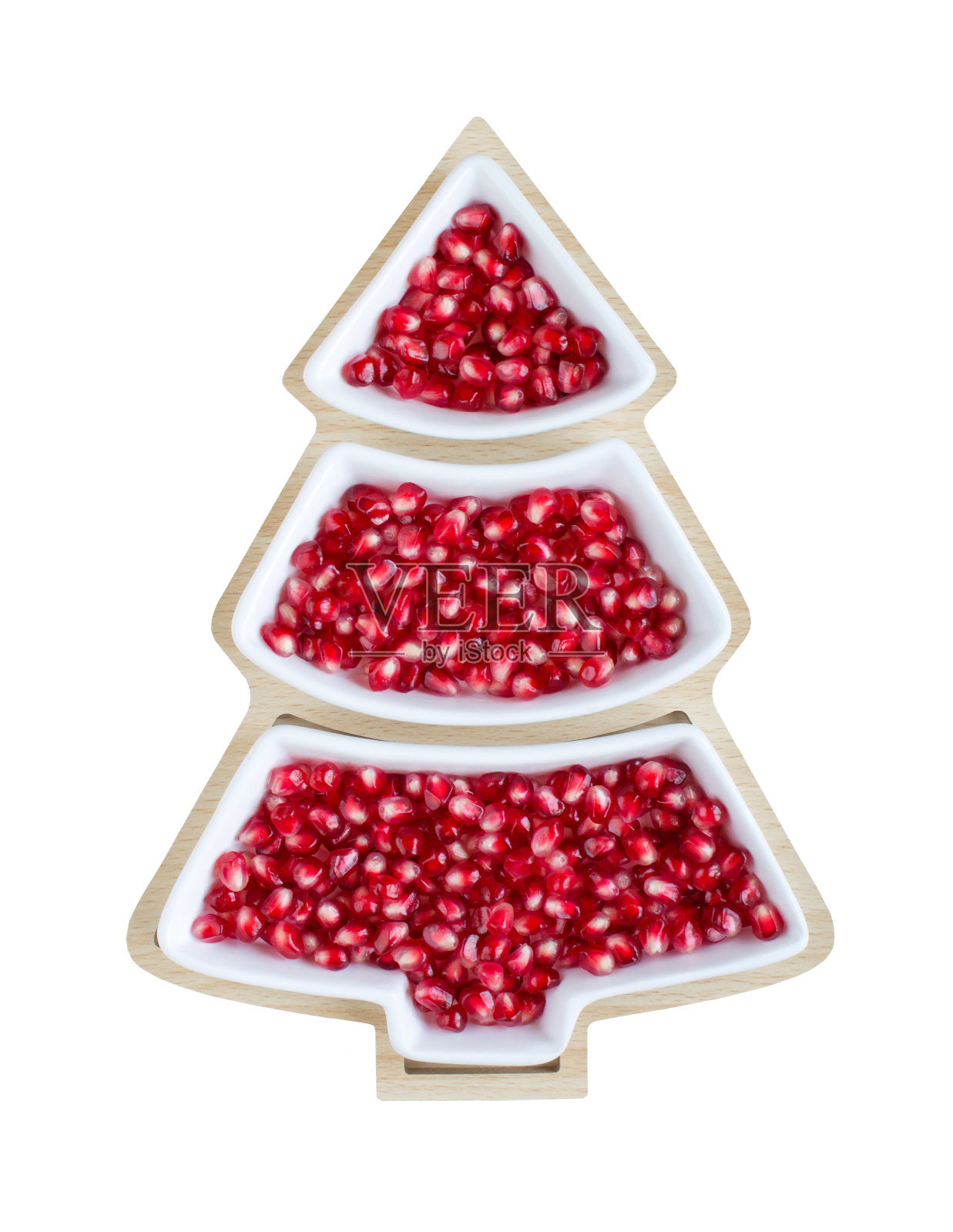 石榴籽在圣诞树盘上孤立白色照片摄影图片