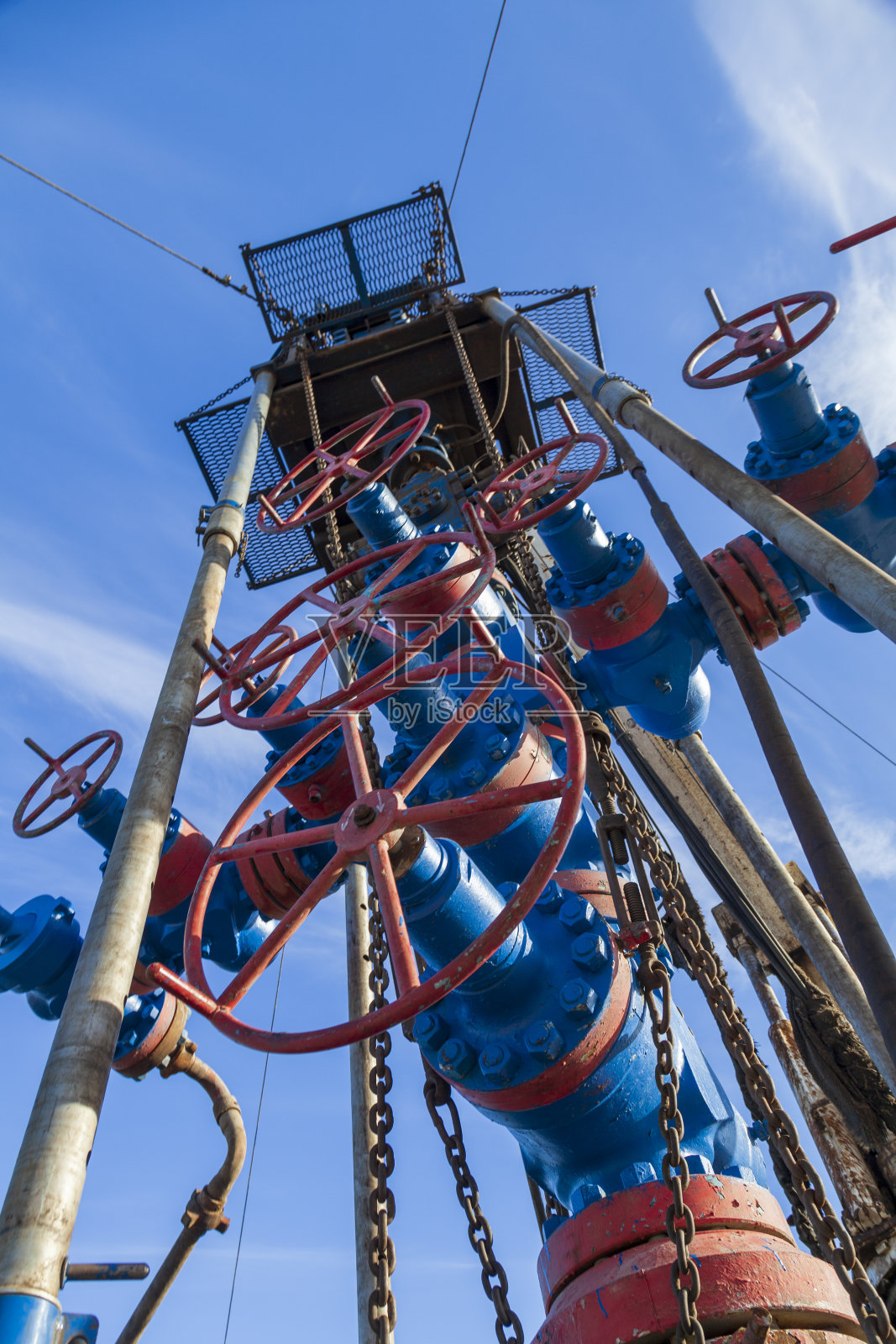 气井大修,连续油管安装,气井防喷器。石油、天然气行业。组井口及阀枢、气阀、高压气井照片摄影图片