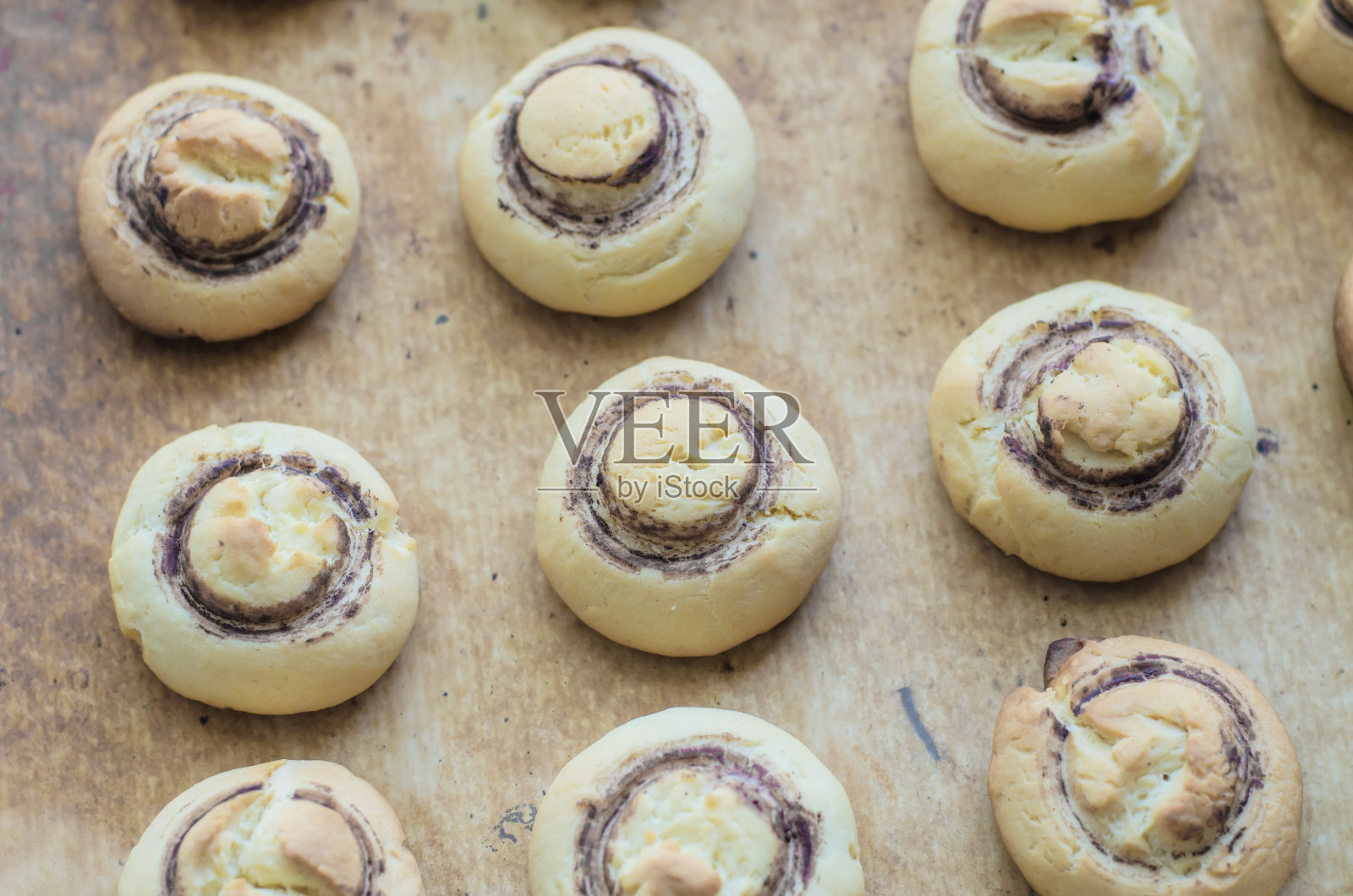 新鲜的自制烘焙食品放在羊皮纸上照片摄影图片