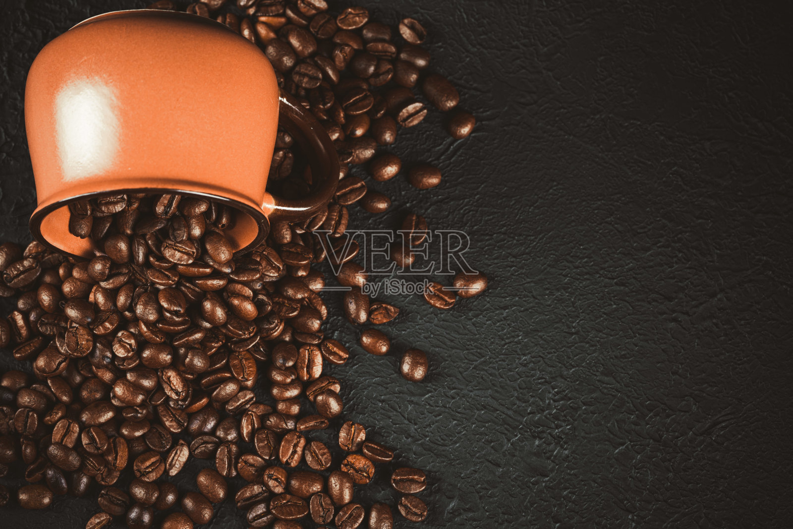 黑色背景上的咖啡豆照片摄影图片