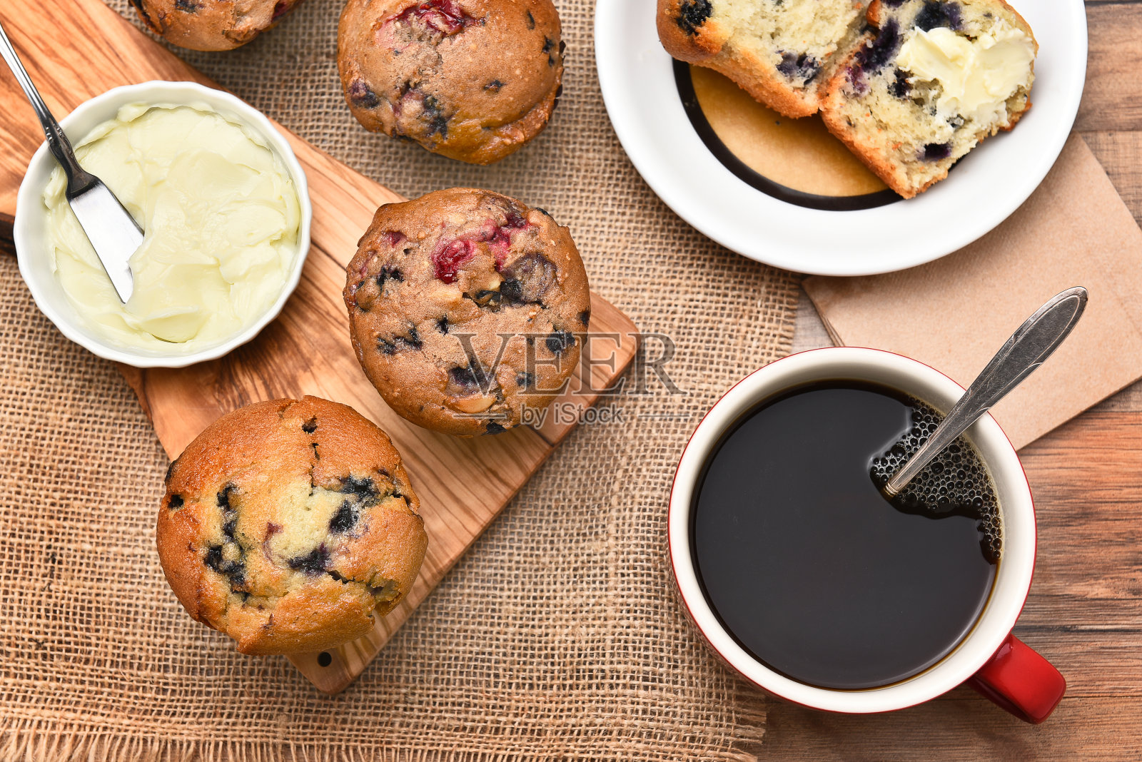 松饼,咖啡和黄油照片摄影图片