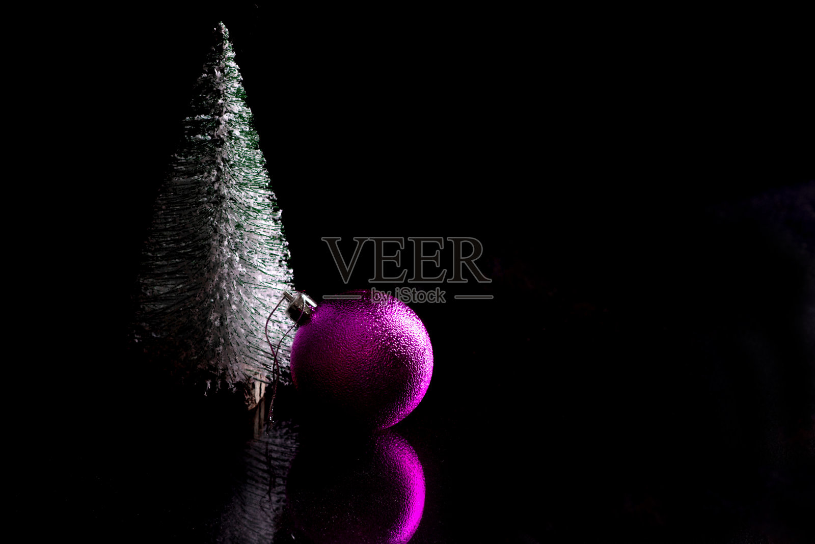 圣诞树等圣诞物品的桌子以黑色为背景照片摄影图片