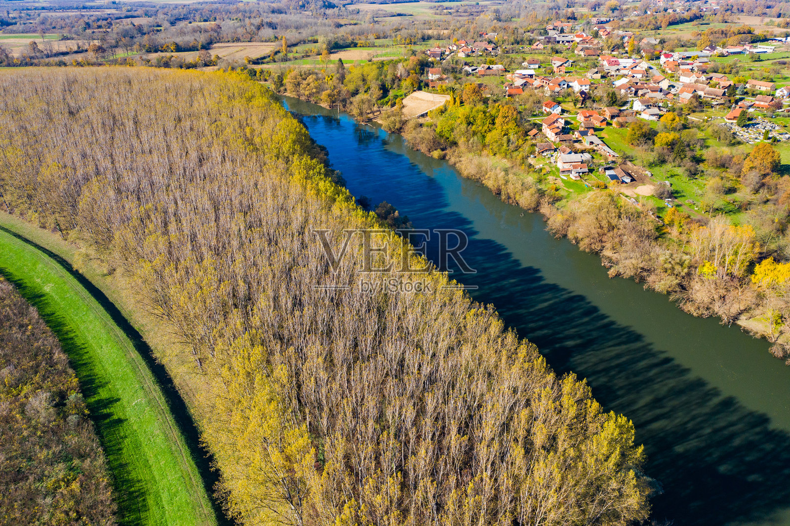 秋天,美丽的克罗地亚乡村景观,森林和库帕河照片摄影图片