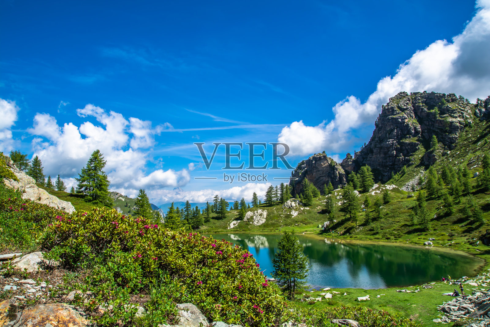 洛卡·拉·梅亚黑湖,位于迈拉山谷的上游照片摄影图片