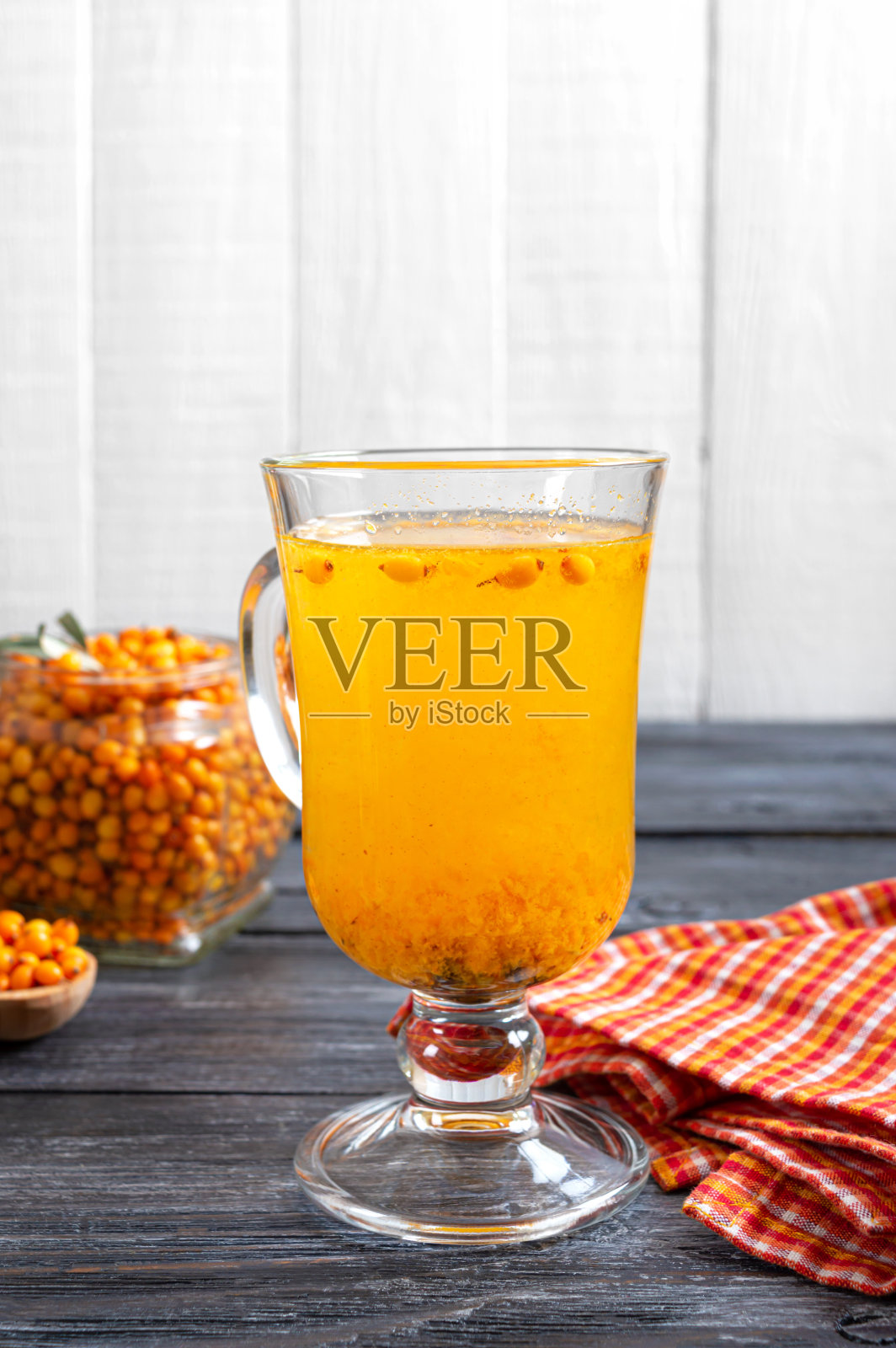 彩色的热天然沙棘茶在一个玻璃杯,新鲜的生浆果和肉桂棒。维生素保健药饮料。热饮的概念。俯视图照片摄影图片