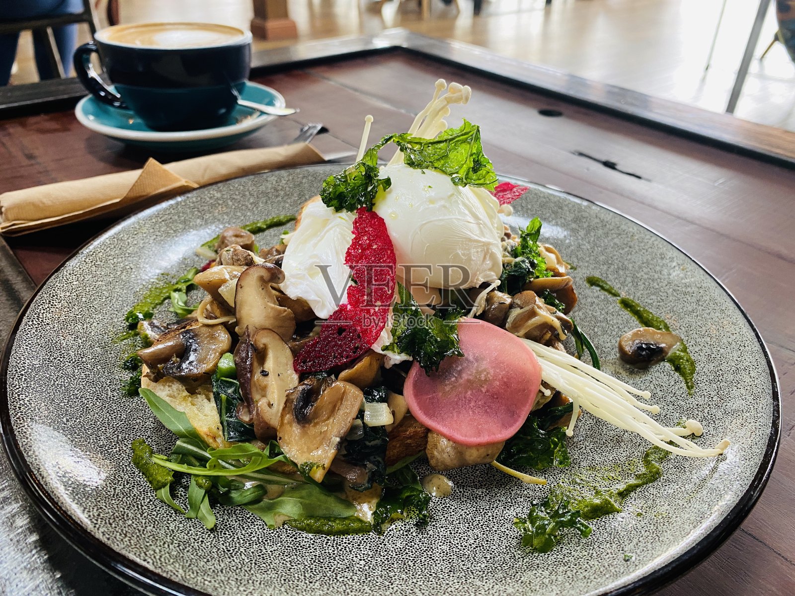 早餐是蘑菇荷包蛋照片摄影图片