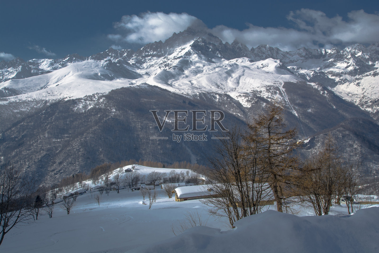 蒙维索,科蒂阿尔卑斯山脉的石王,每一个季节照片摄影图片