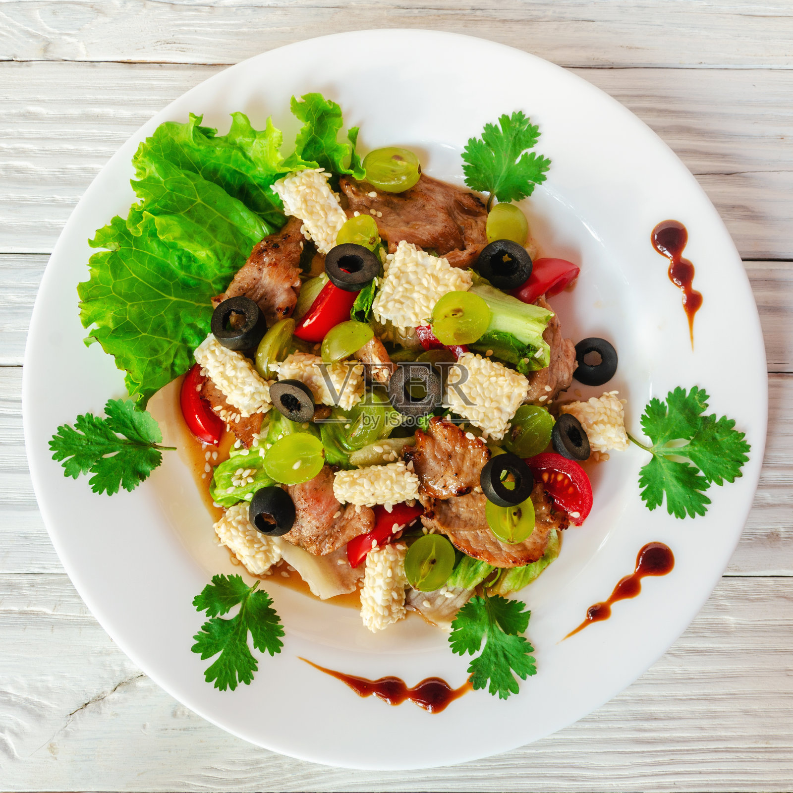 木制背景上的白色盘子上的夏季蔬菜沙拉照片摄影图片