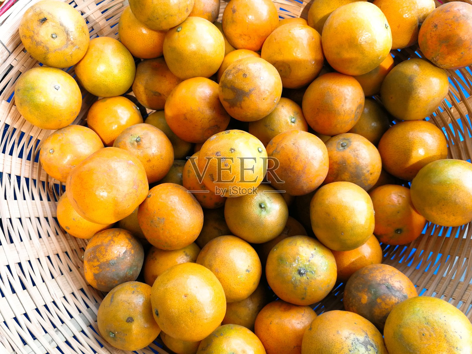 橘子在篮子里。照片摄影图片