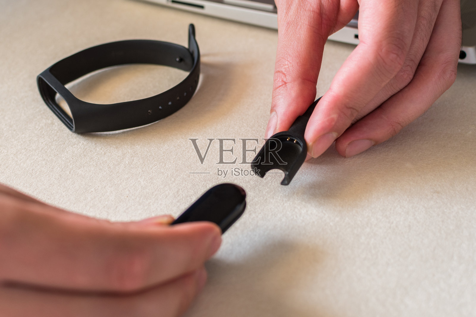 笔记本电脑上的智能手环充电照片摄影图片