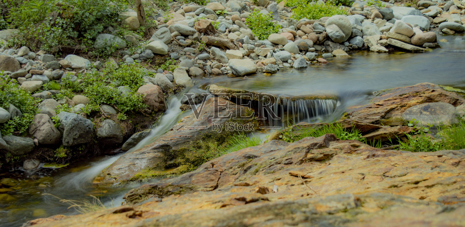 河里的小瀑布照片摄影图片