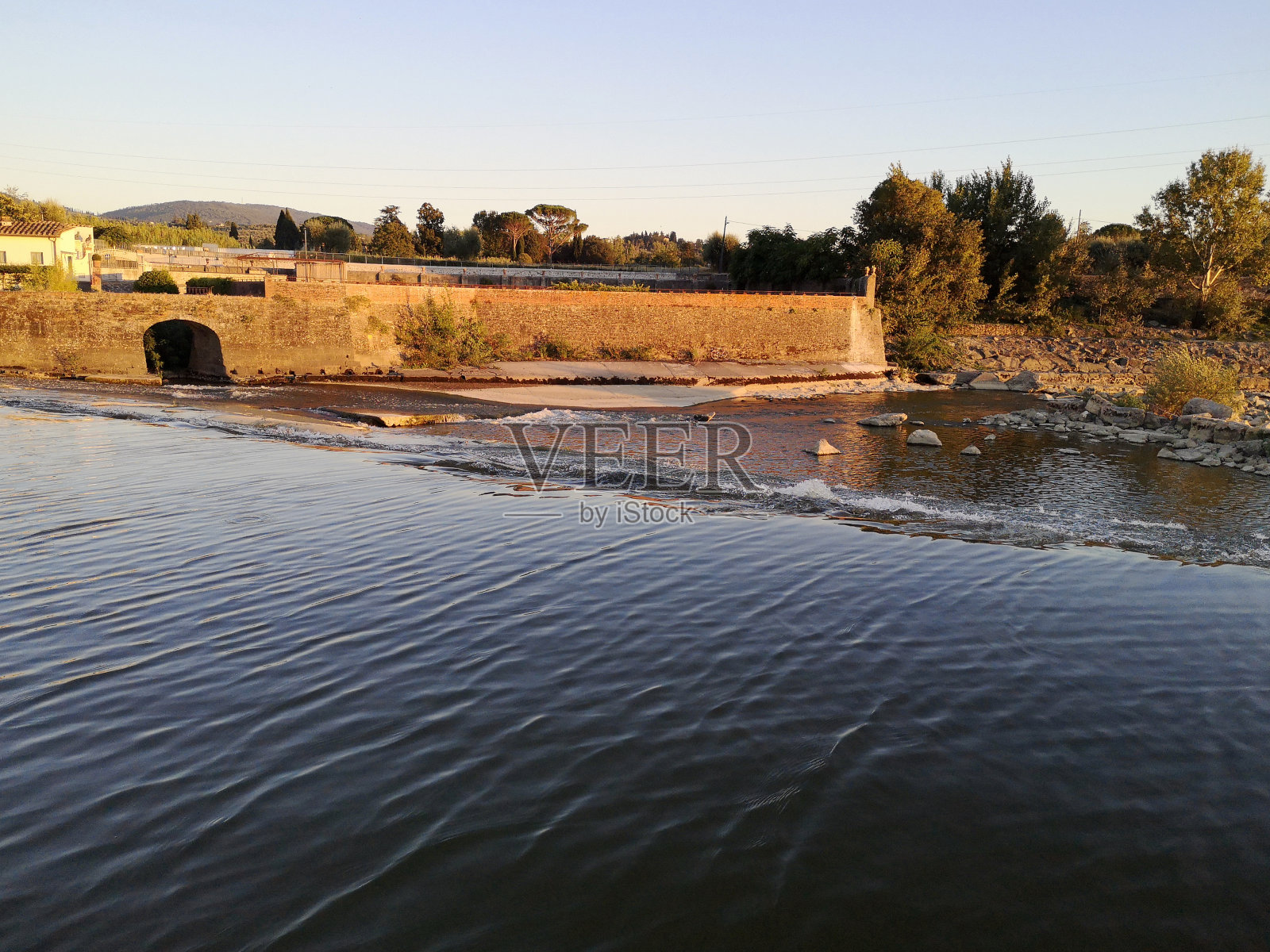 佛罗伦萨罗维扎诺的阿诺河照片摄影图片