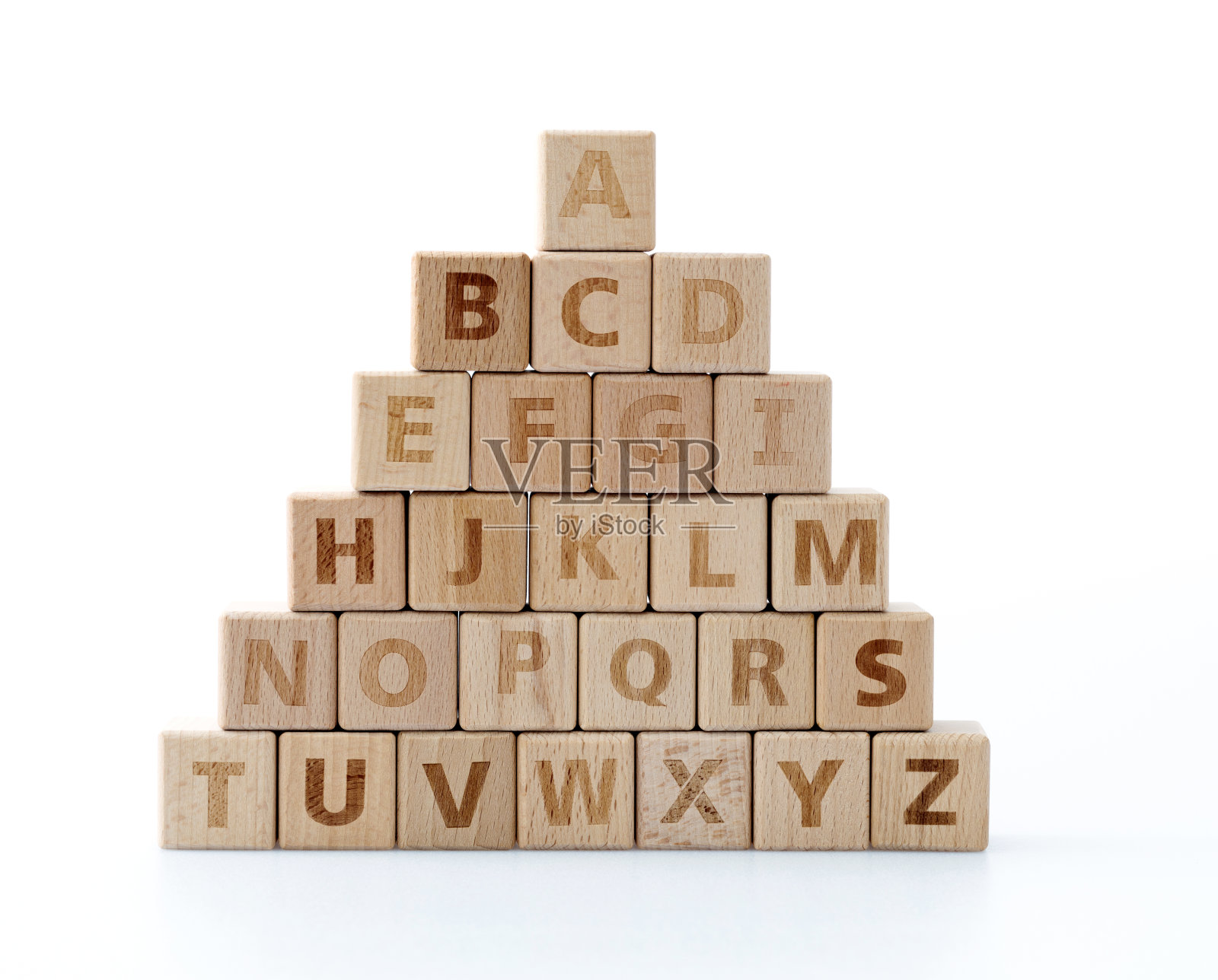 白色背景上的木制字母块照片摄影图片