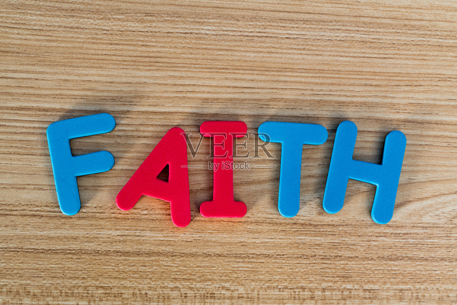 把“信仰”这个词放在桌子上照片摄影图片